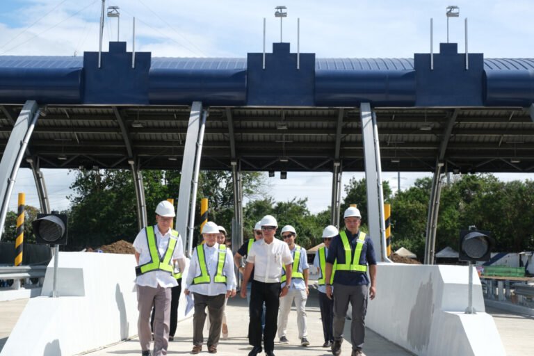 Image 1_President Ferdinand Marcos Jr. leads the inspection of CALAX Gov's Drive interchange (1)